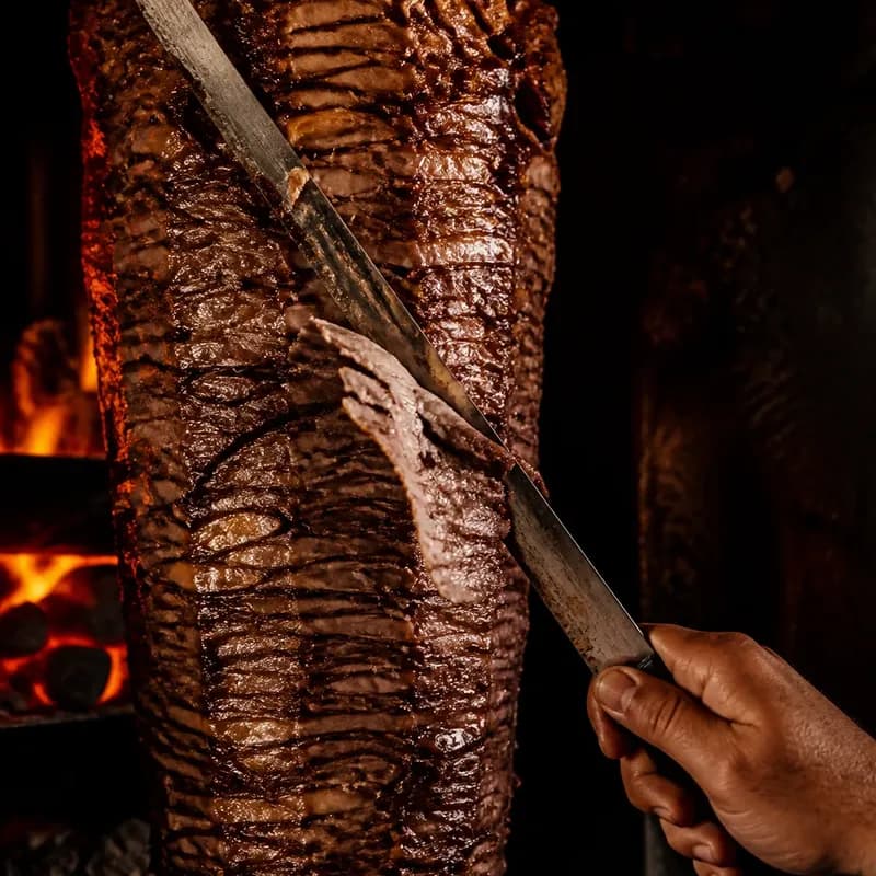 Döner şişinden ince dilim alınıyor